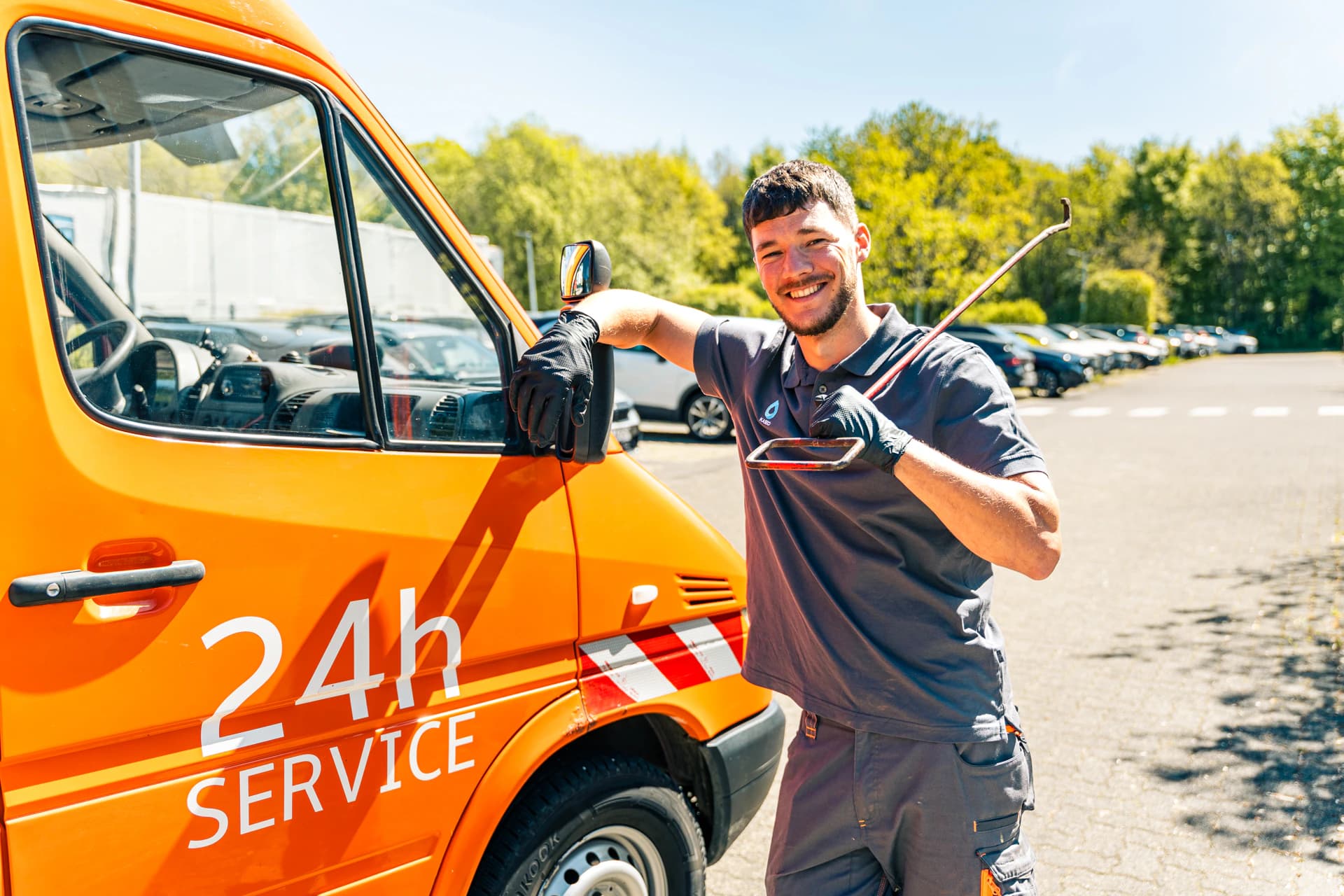 Kaseo-Techniker mit Reinigungswerkzeug am 24h-Servicefahrzeug in Bergneustadt